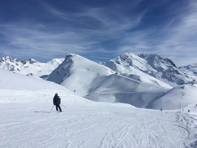 人的雪山上滑雪
